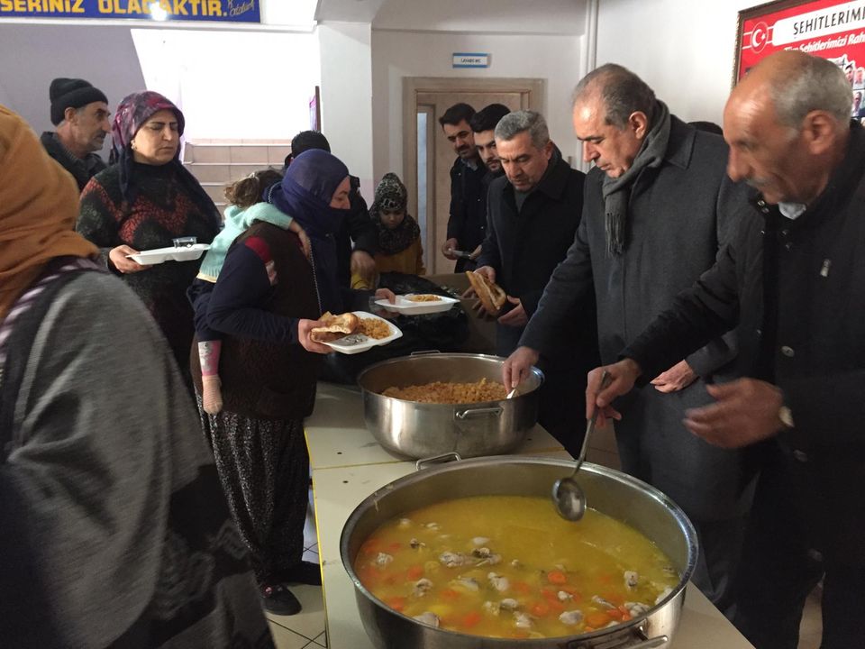 Depremzedelere yemek yardımı hakkında